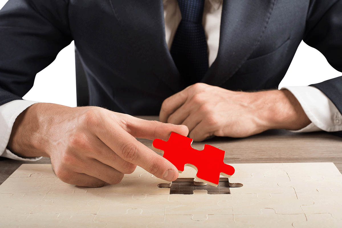 businessman-complete-puzzle-inserting-missing-piece copia
